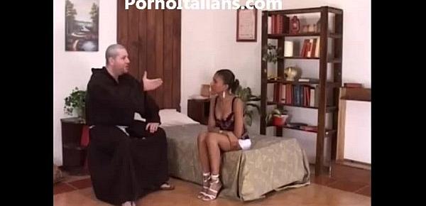  Frate porco scopa ragazza di colore - porno italiano Friar pig fucks black girl